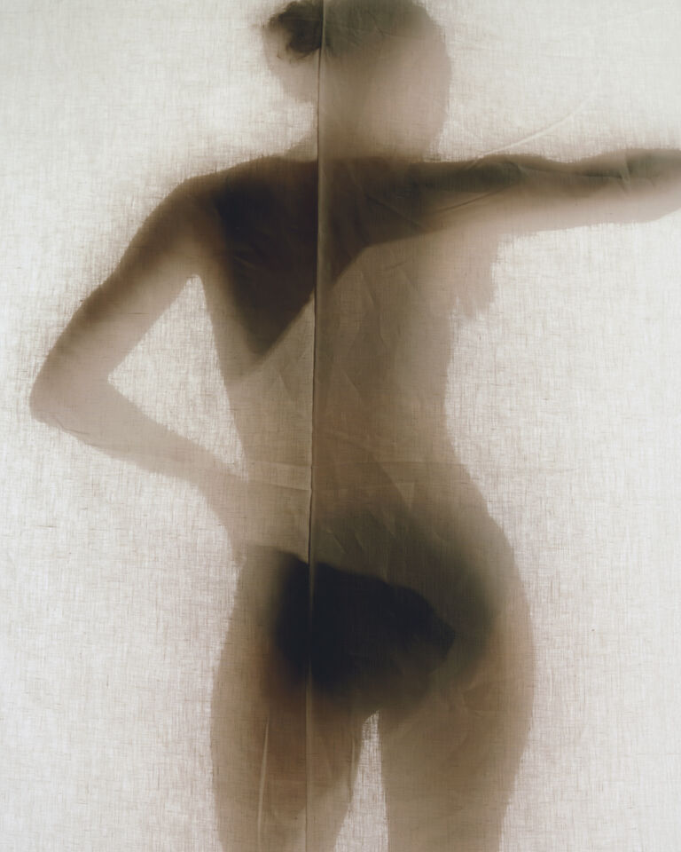 Silhouette einer Frau hinter einem durchscheinenden Stoff, inspiriert von Sommermode und luxuri&ouml;ser Dessous, mit sanftem nat&uuml;rlichem Licht.