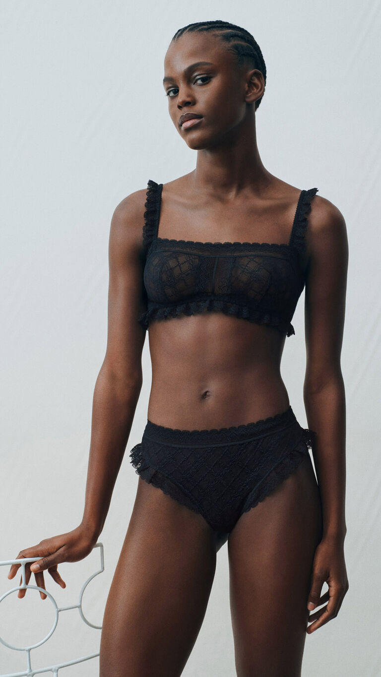 Mannequin portant un ensemble de lingerie noire avec d&eacute;tails en dentelle