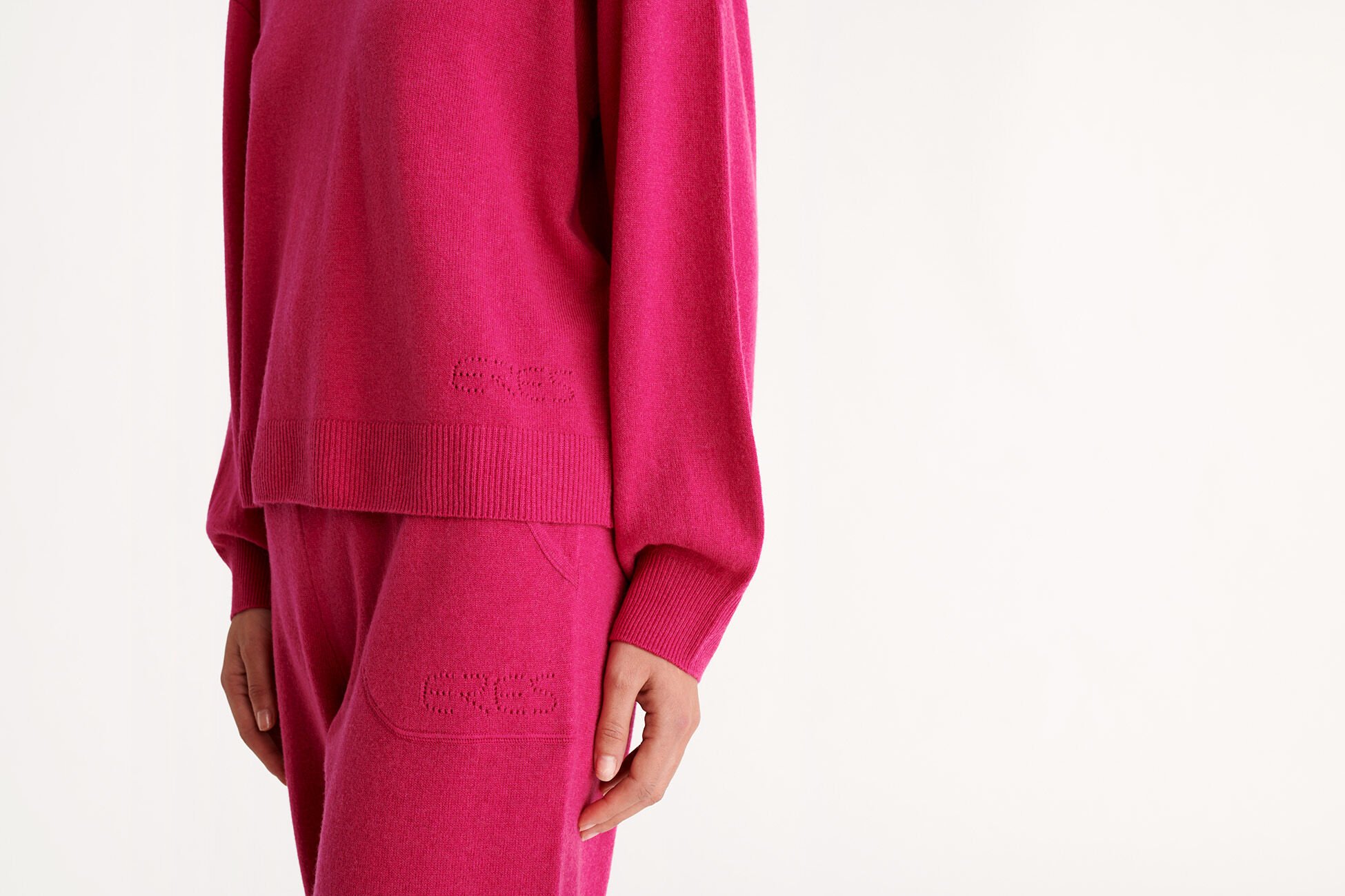 Famous Sweater standard view NaN