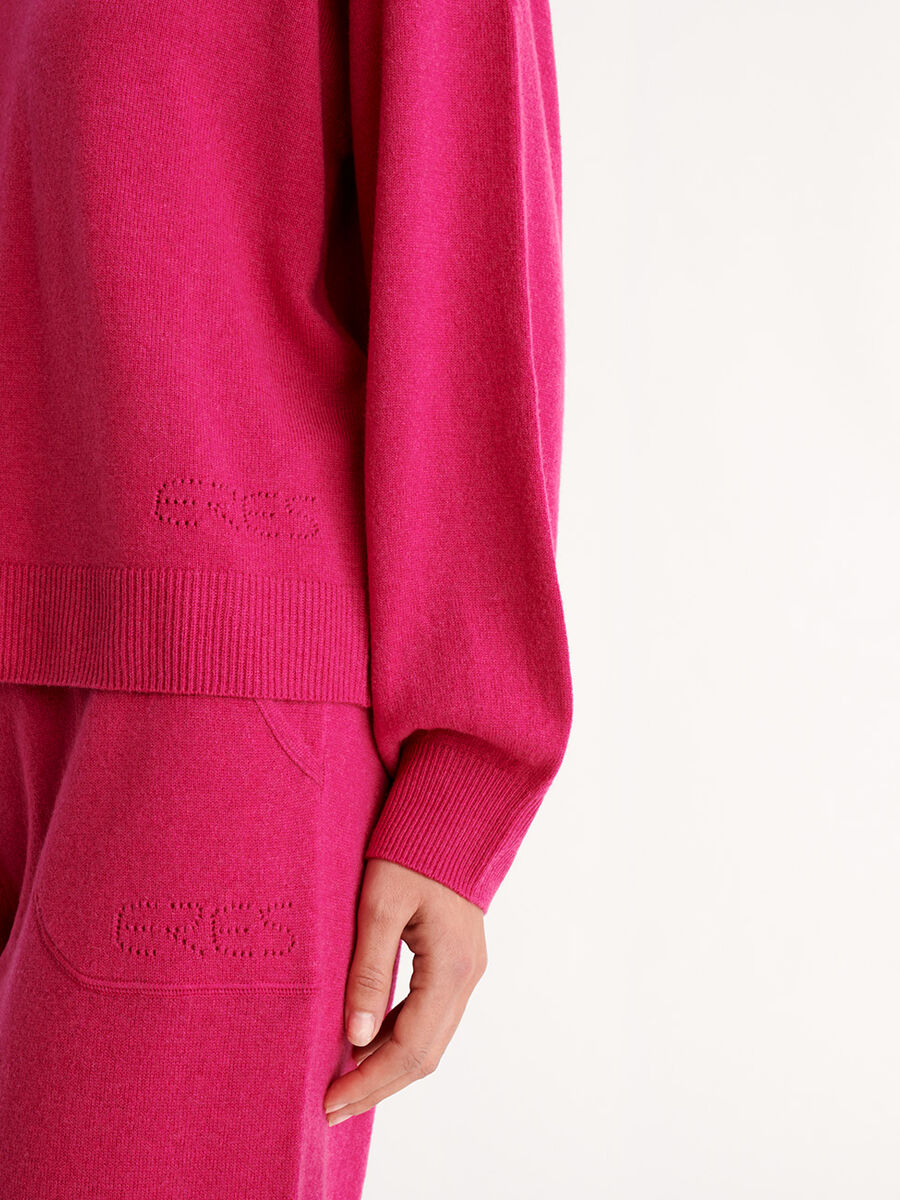 Famous Sweater standard view NaN