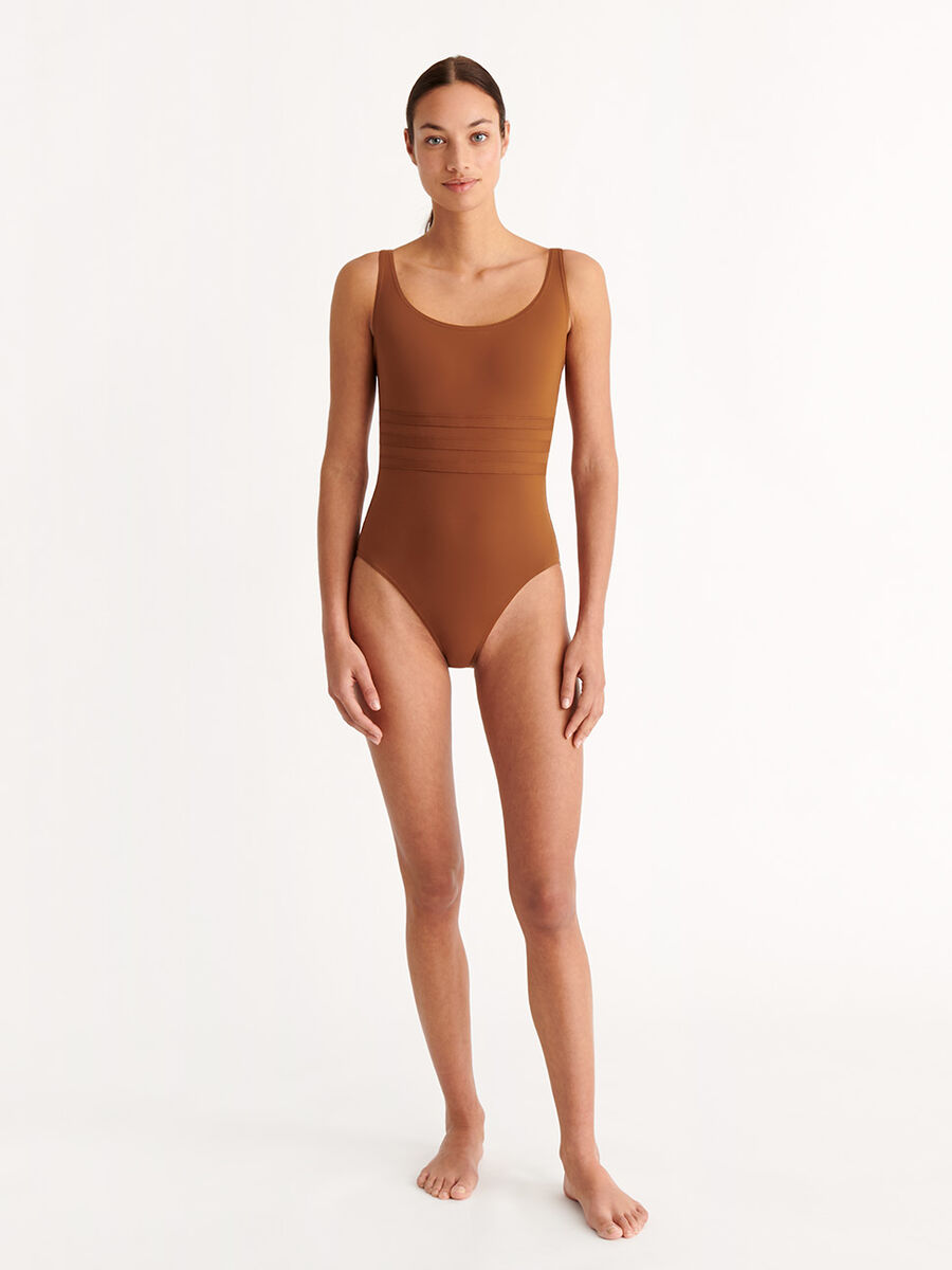 Asia Une-pièce nageur vue standard NaN