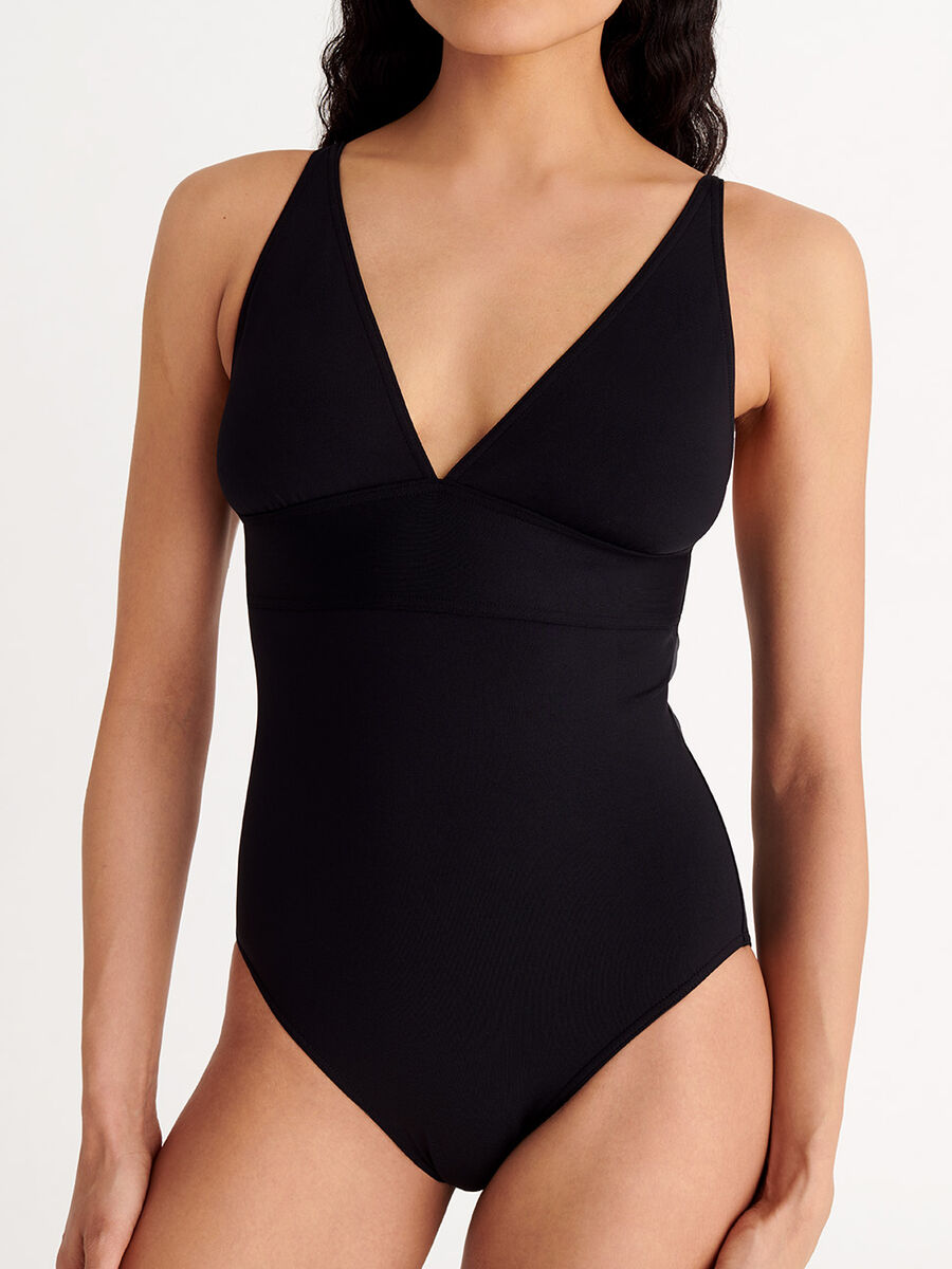 Larcin Triangle one-piece standard view �