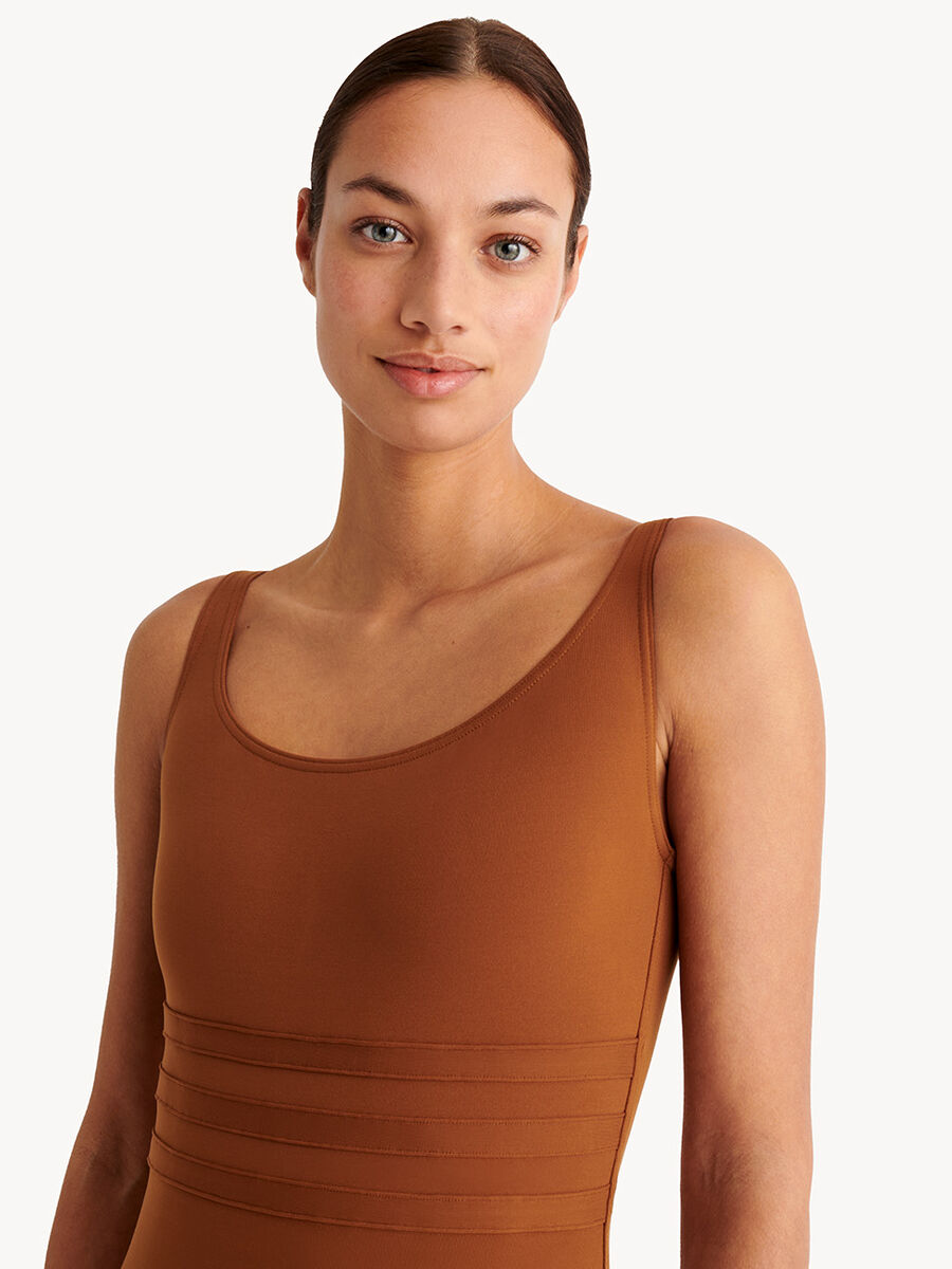 Asia Une-pièce nageur vue standard NaN