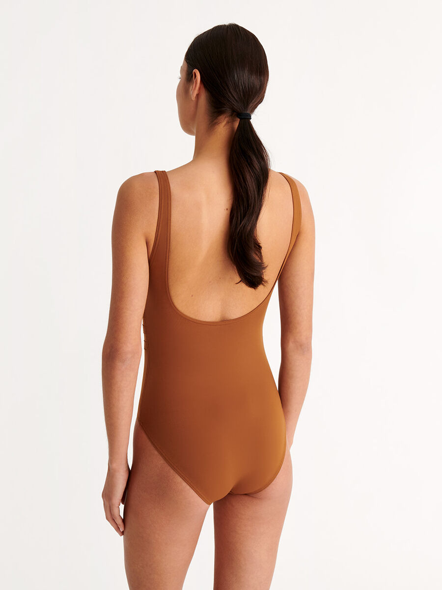 Asia Une-pièce nageur vue standard NaN