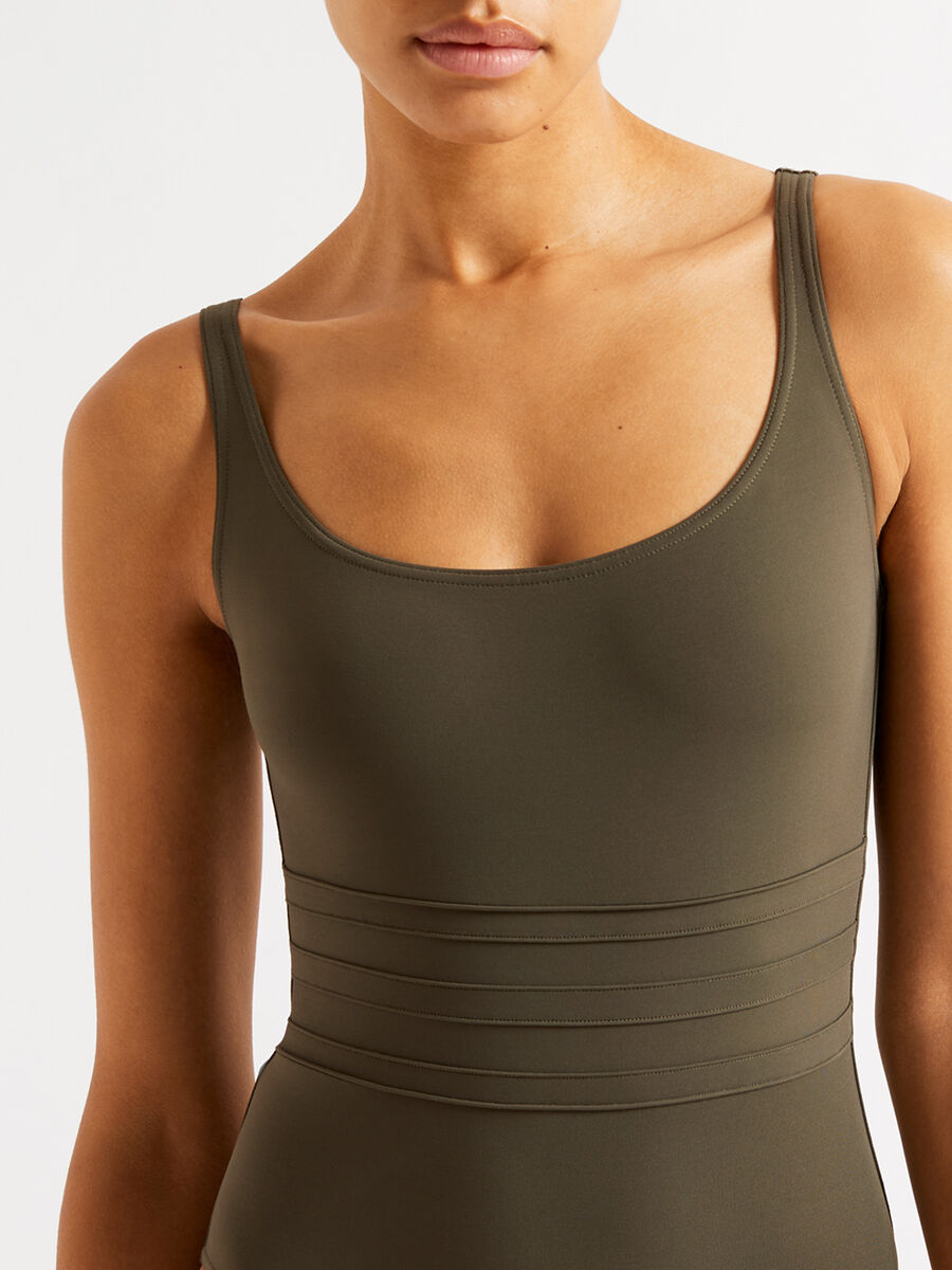 Asia Une-pièce nageur vue standard NaN