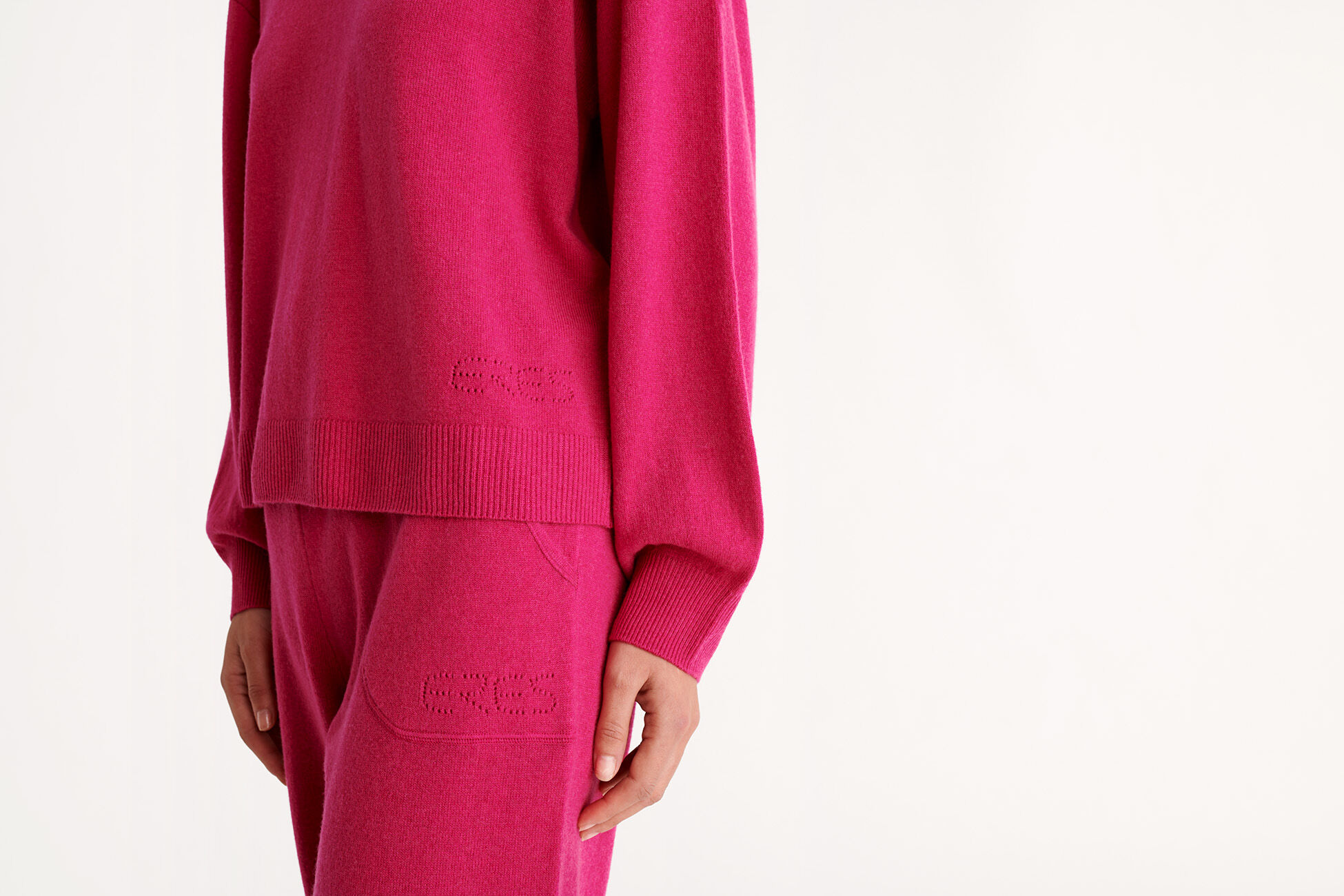 Famous Sweater standard view �