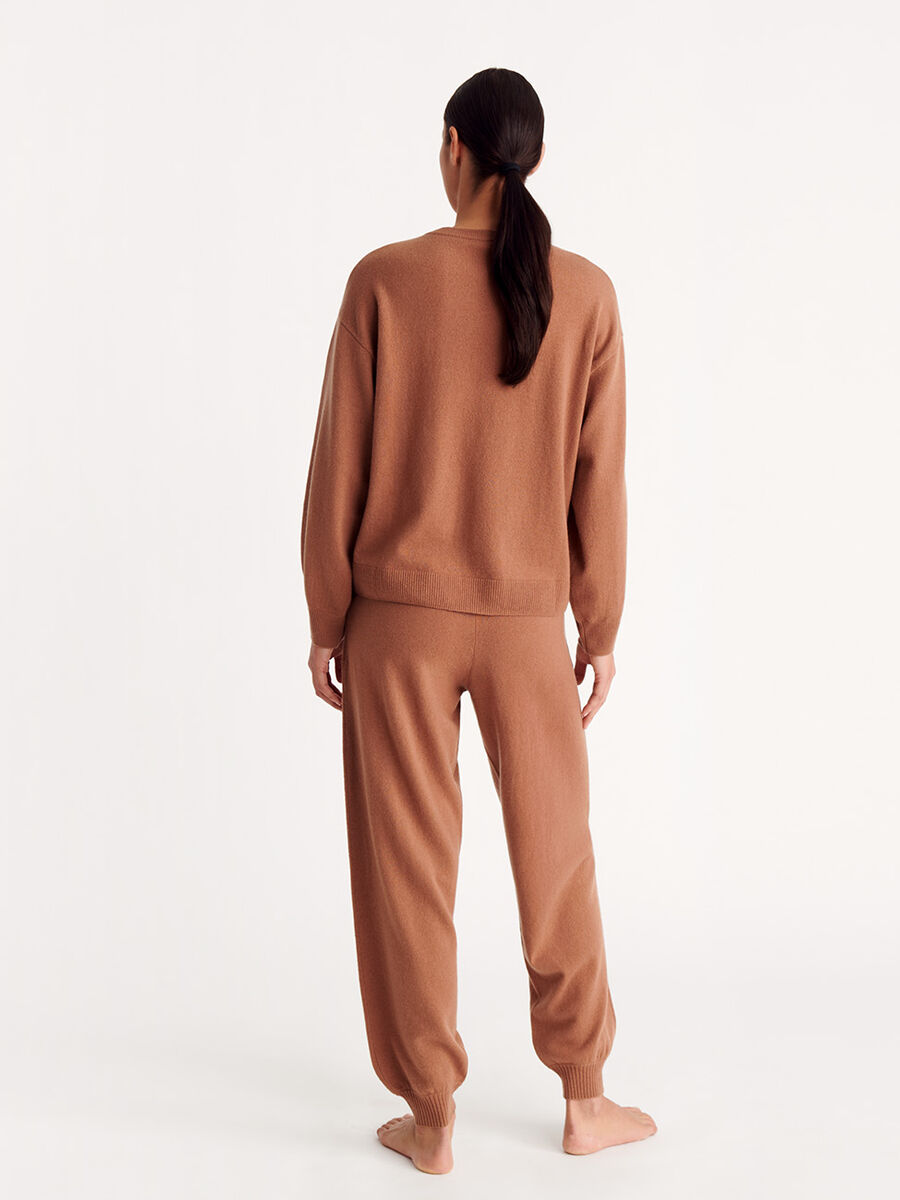 Famous Sweater standard view NaN