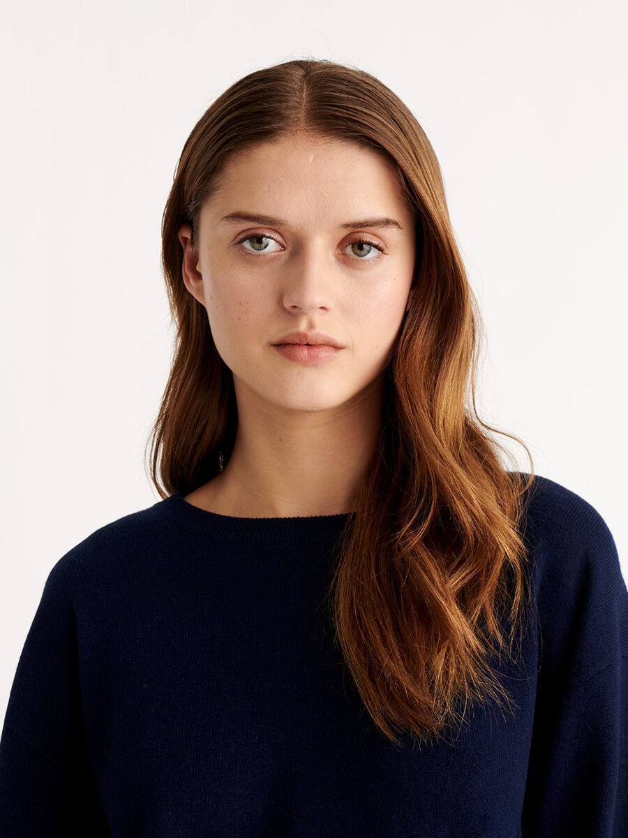 Famous Sweater standard view �