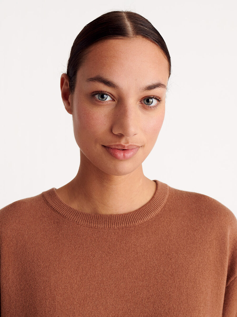 Famous Sweater standard view NaN