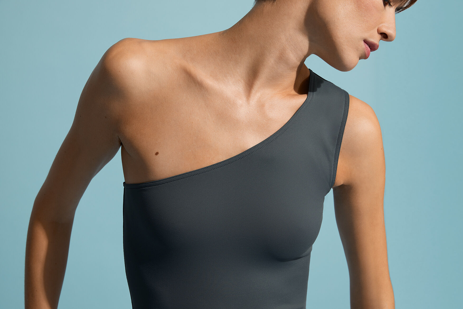Effigie Une-pièce asymétrique vue standard NaN