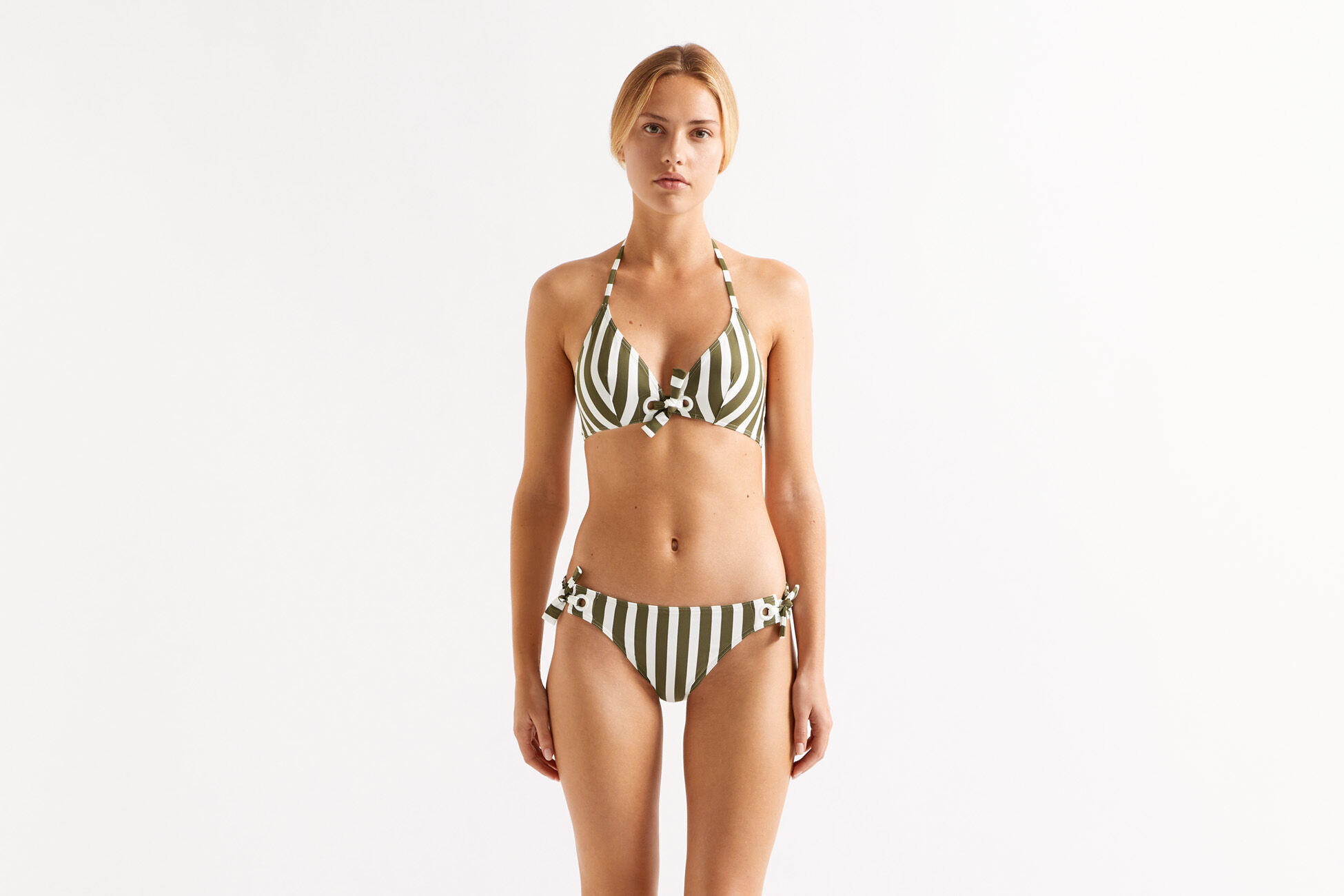 Mucho Small triangle standard view �